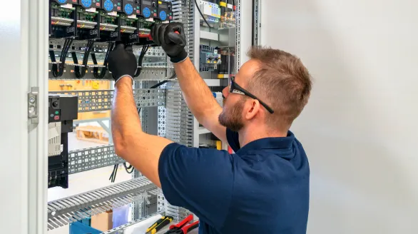 Electricista instalando un cuadro eléctrico en una vivienda en A Coruña