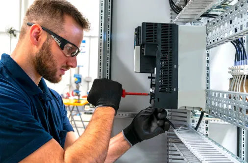 técnico realizando trabajo de electricidad por luz da terra en A Coruña
