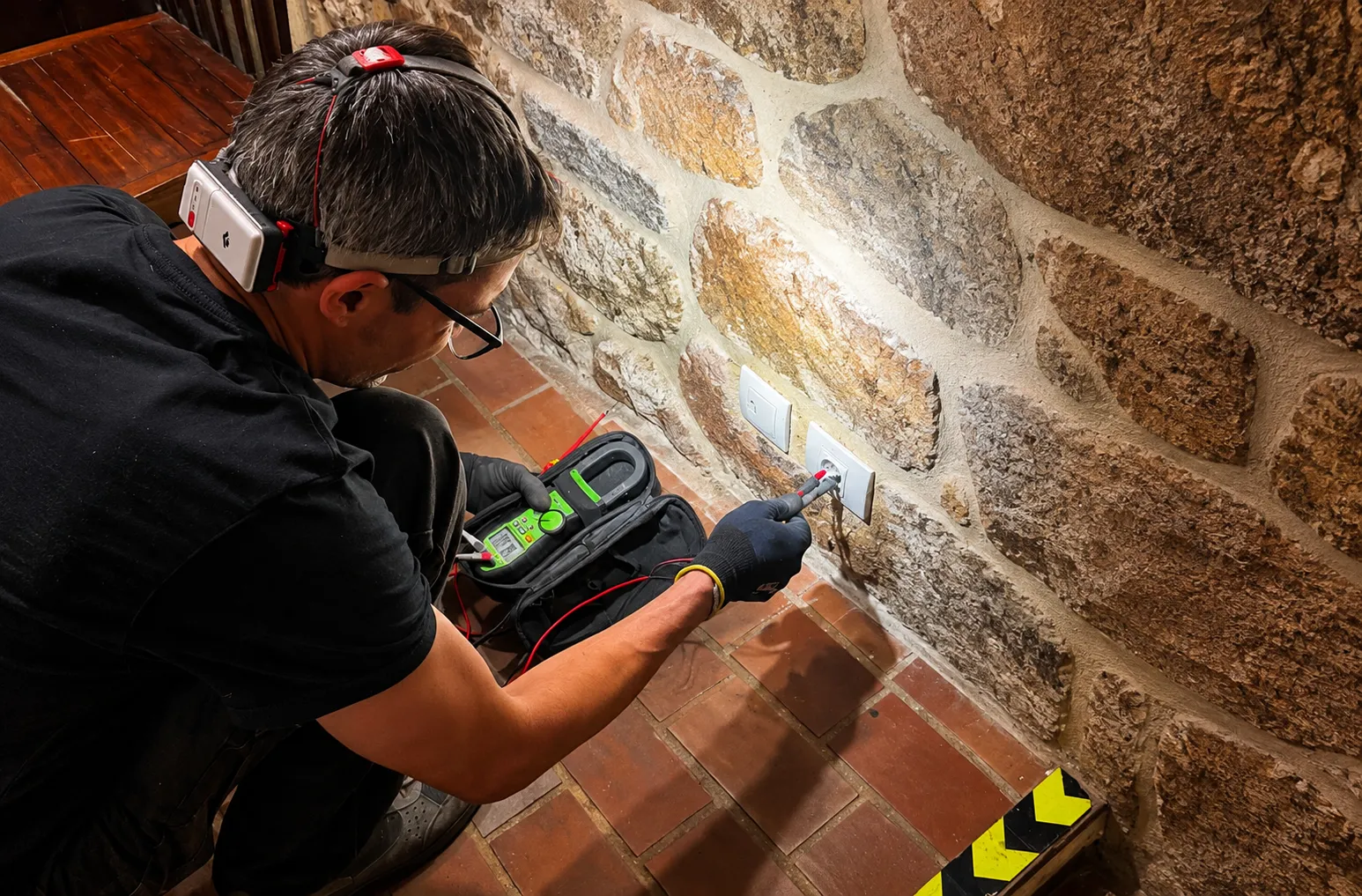 reparación de avería por luz da terra en la casa molino de cerceda